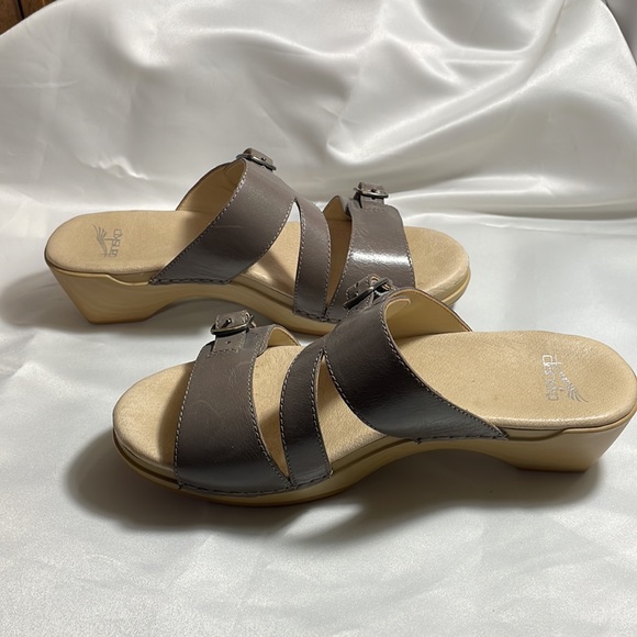 Dansko Size 37 Leather Taupe Adjustable Buckle Strappy Sandals - Picture 3 of 8